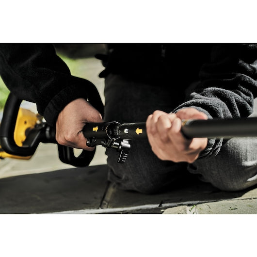 DCST972X1 Kit de coupe-bordures à fil de 17 po brushless 60V MAX avec tête interchangeable*